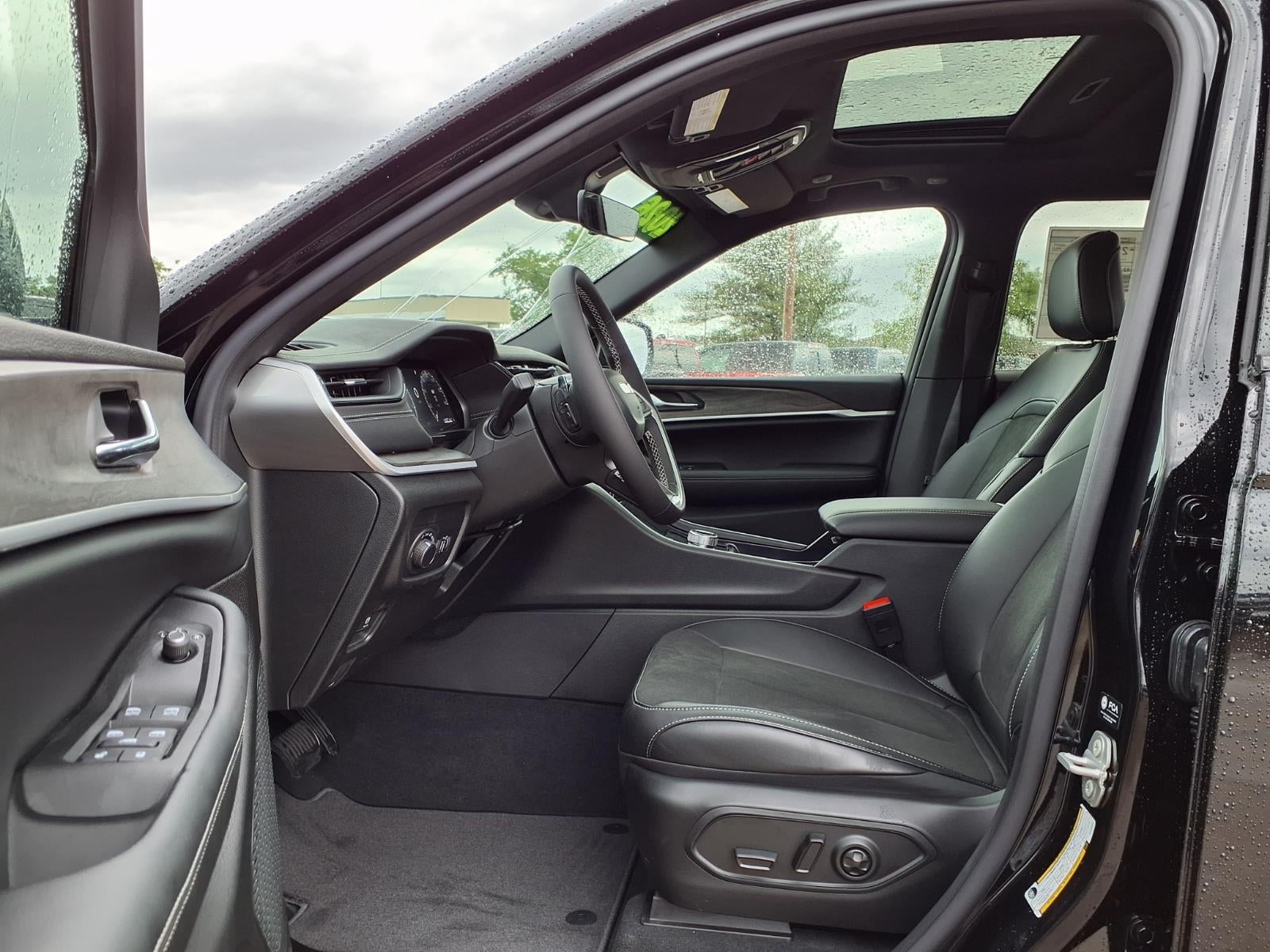 2026 Jeep Grand Cherokee Laredo Altitude