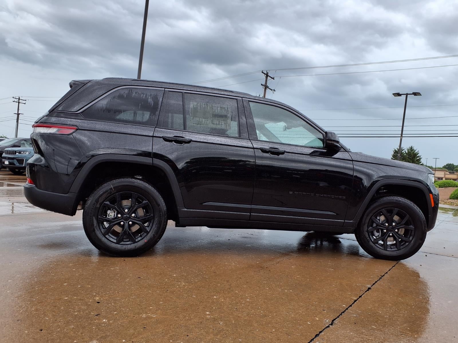 2026 Jeep Grand Cherokee Laredo Altitude