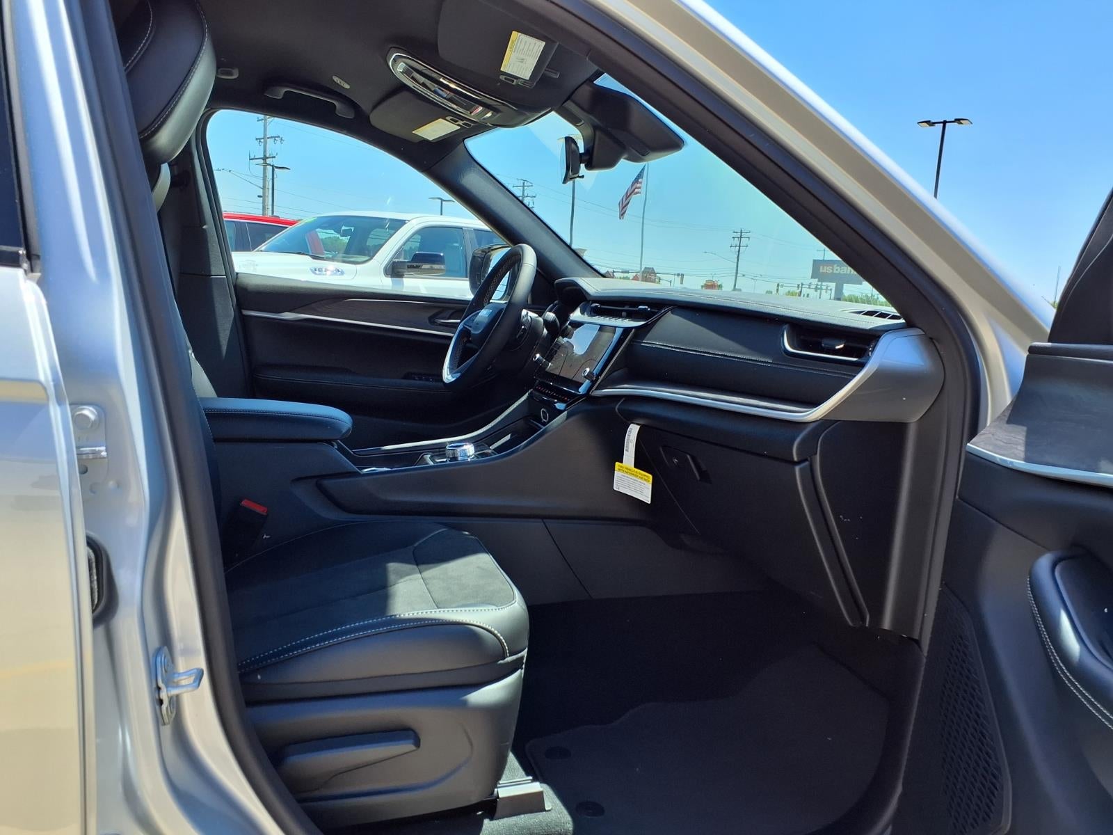 2026 Jeep Grand Cherokee Laredo Altitude