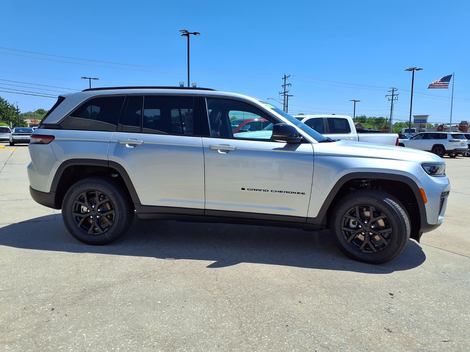 2026 Jeep Grand Cherokee Laredo Altitude