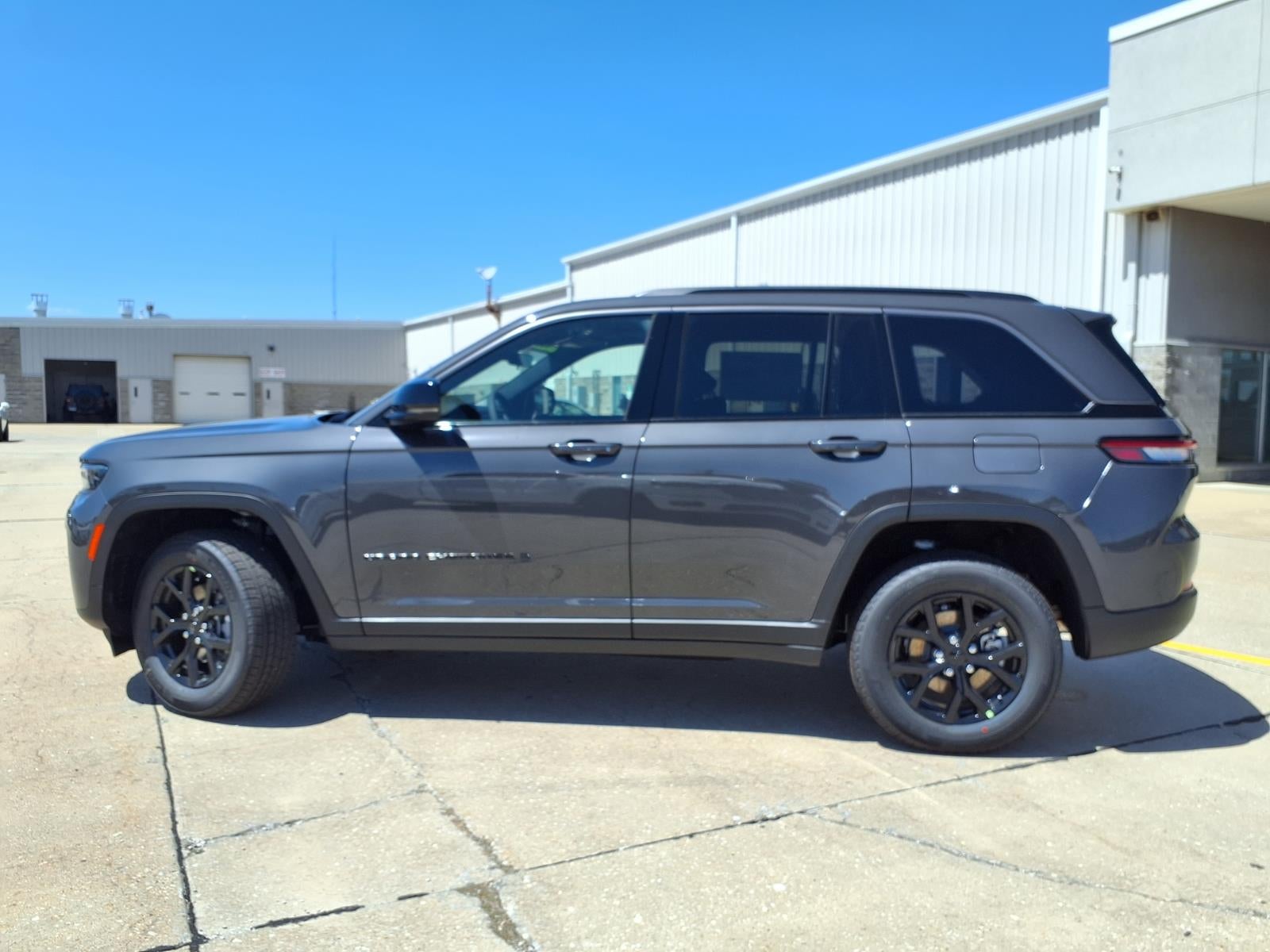 2026 Jeep Grand Cherokee Laredo Altitude