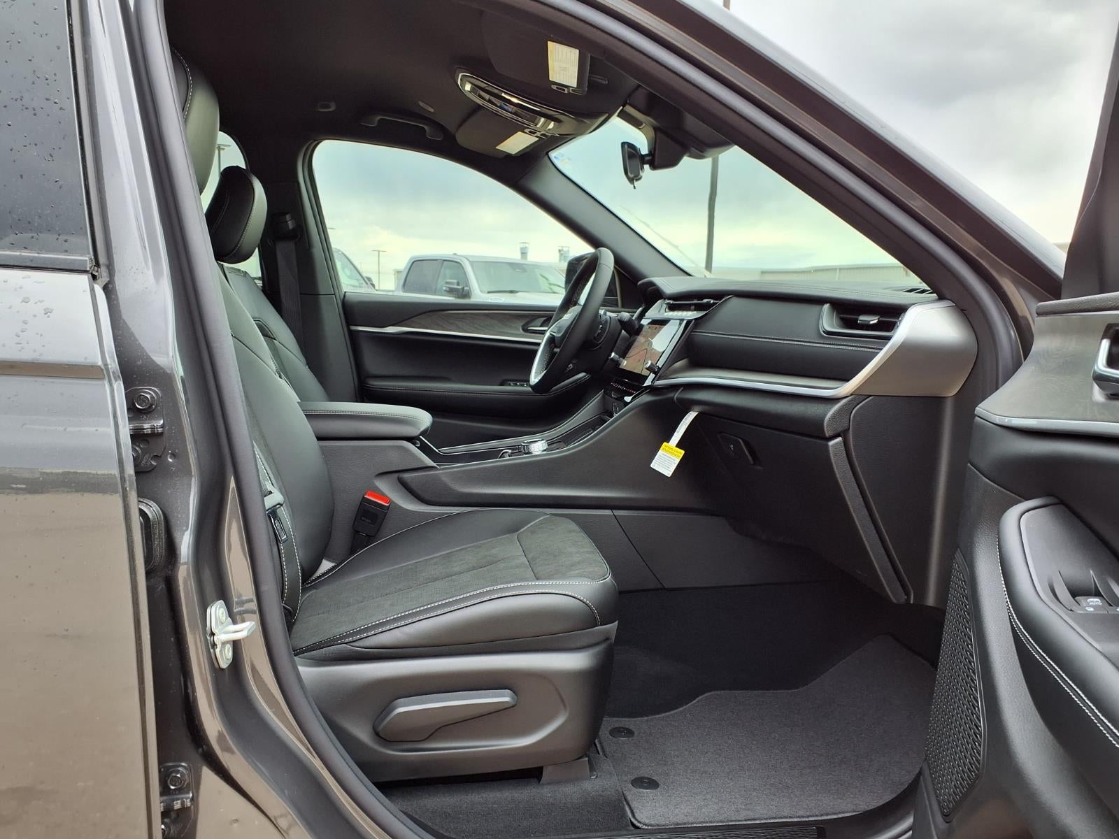2026 Jeep Grand Cherokee Laredo Altitude
