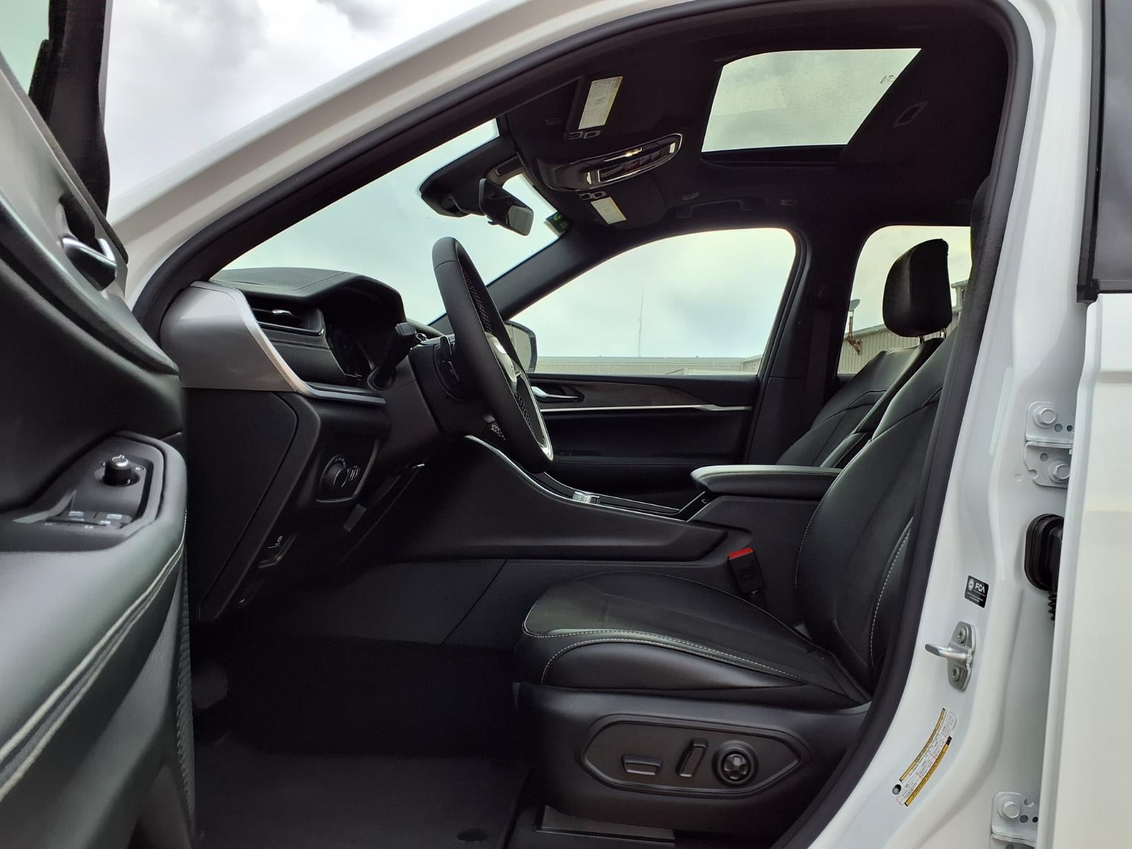 2026 Jeep Grand Cherokee Laredo Altitude