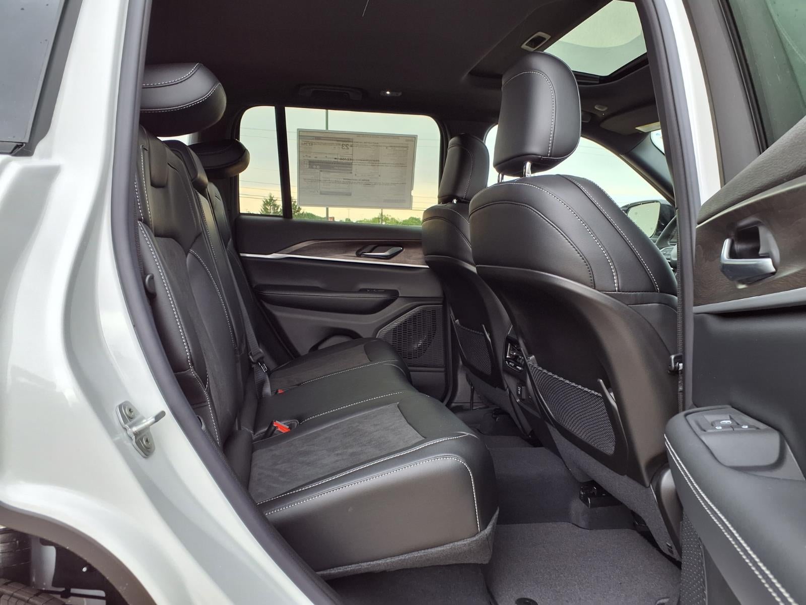 2026 Jeep Grand Cherokee Laredo Altitude