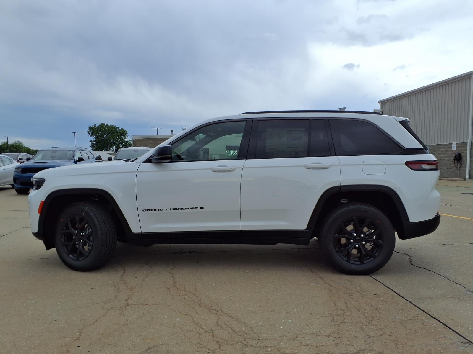 2026 Jeep Grand Cherokee Laredo Altitude