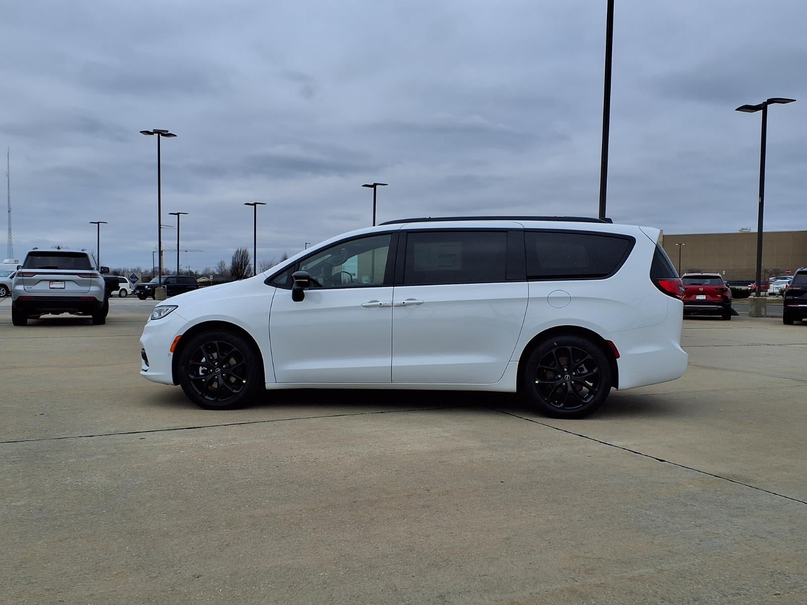 2026 Chrysler Pacifica Select