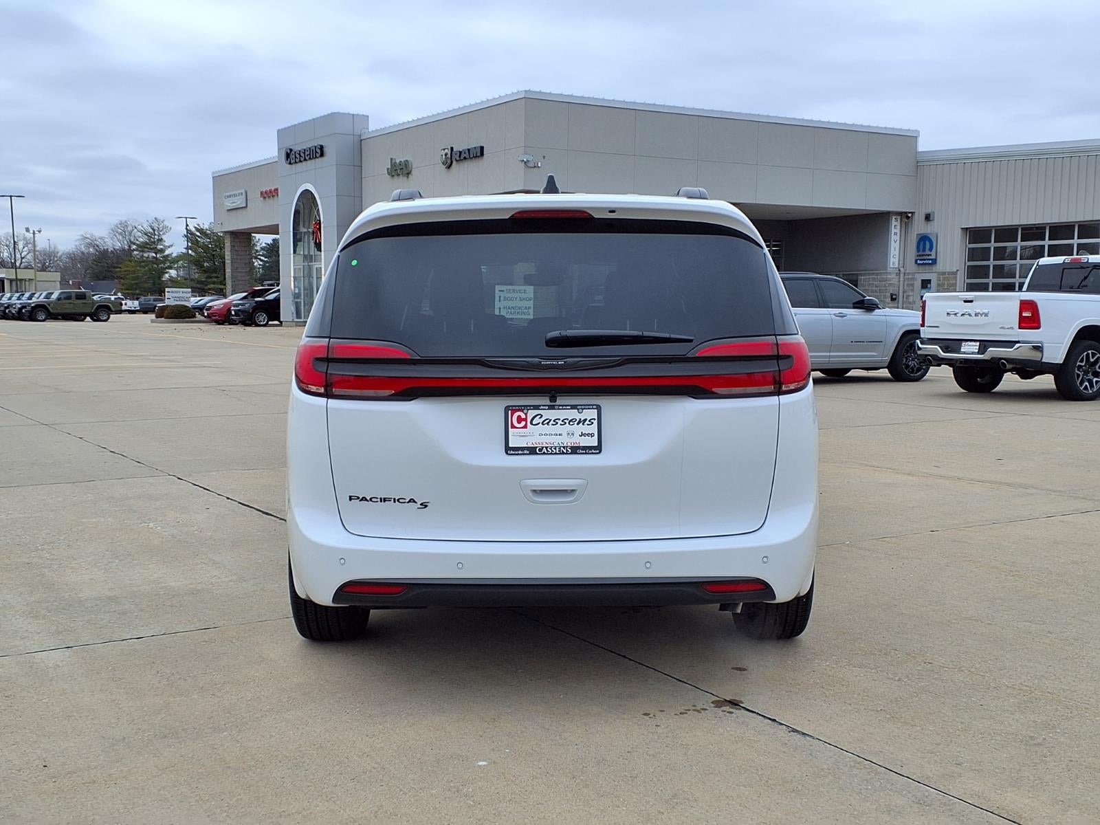 2026 Chrysler Pacifica Select