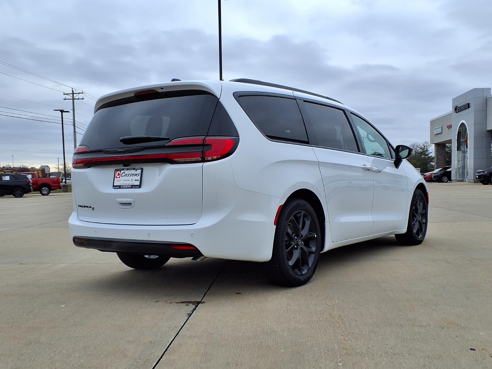 2026 Chrysler Pacifica Select