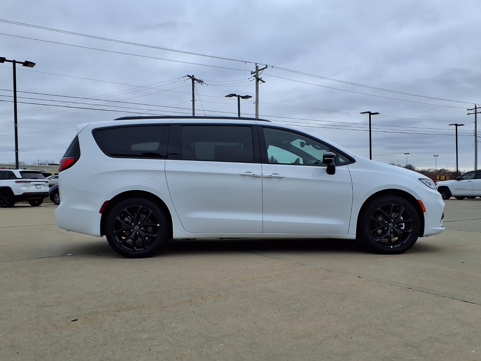 2026 Chrysler Pacifica Select