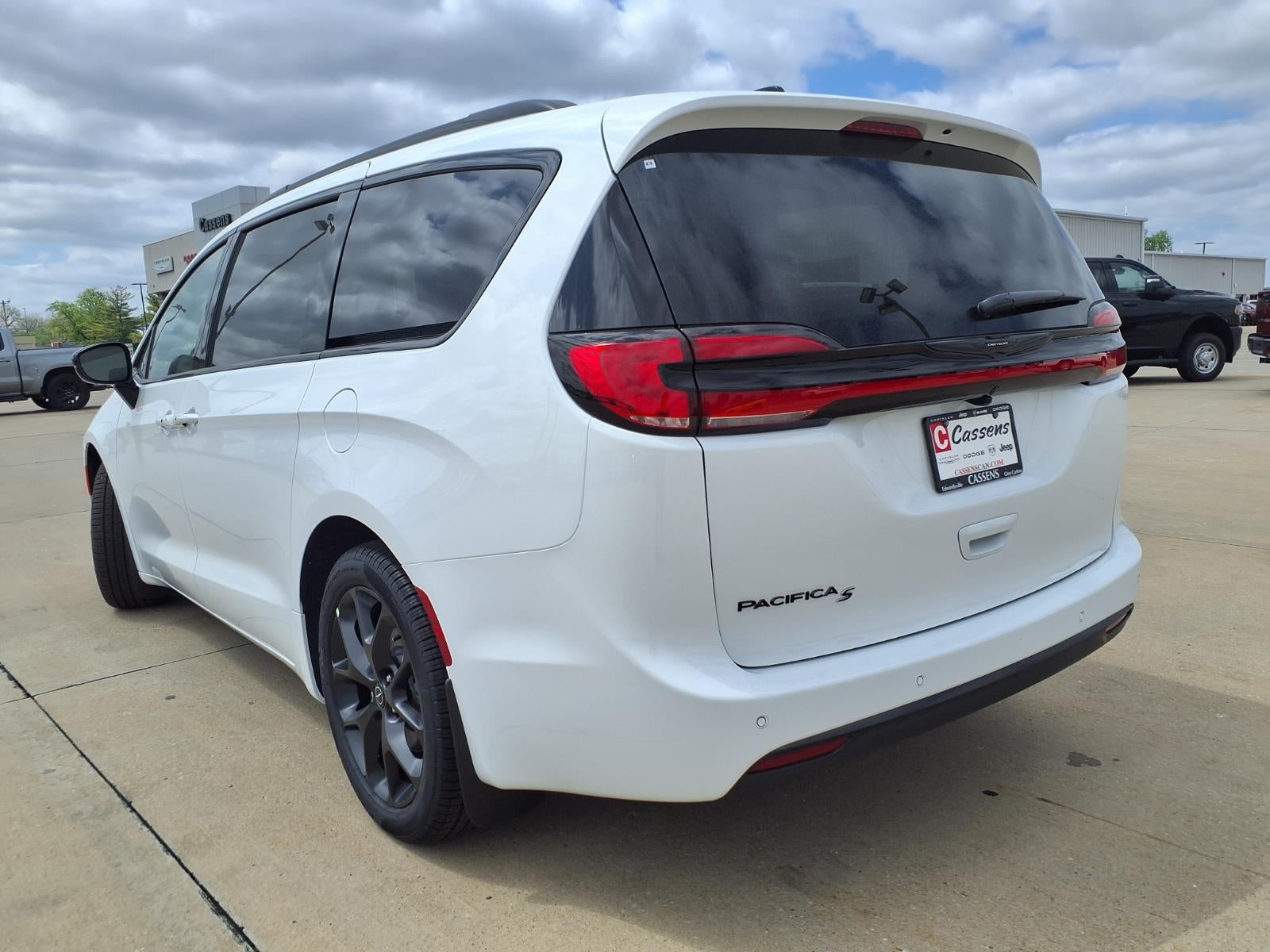 2026 Chrysler Pacifica Select