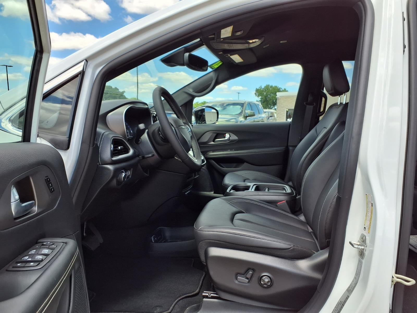 2027 Chrysler Pacifica Select