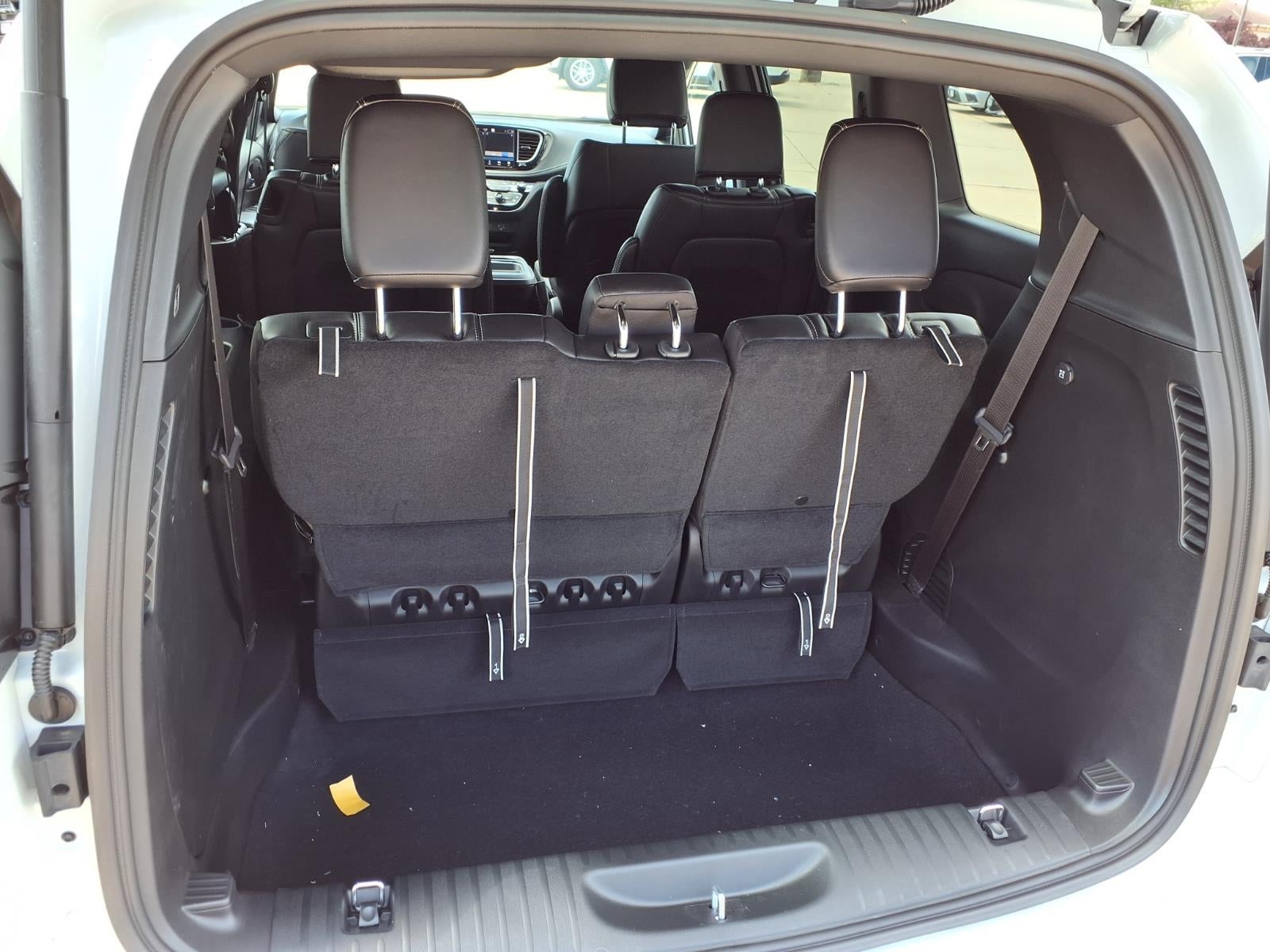 2027 Chrysler Pacifica Select
