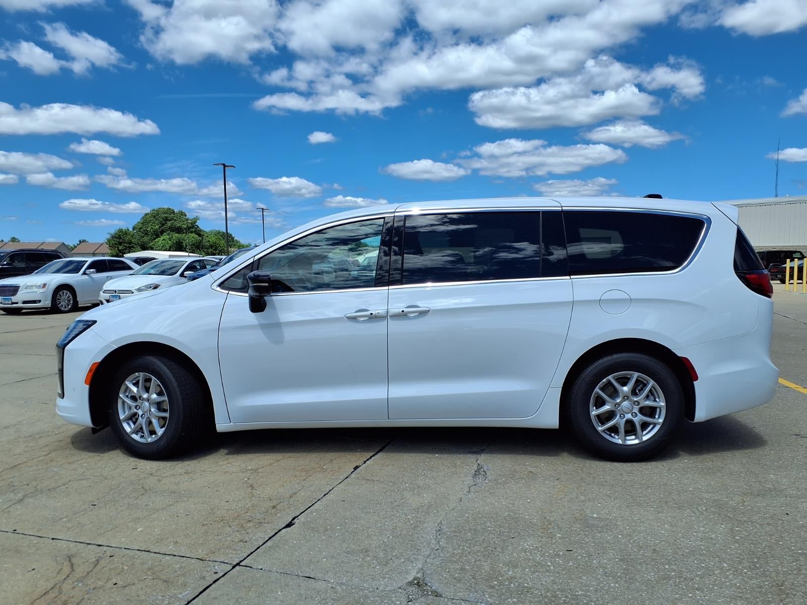 2027 Chrysler Pacifica Select