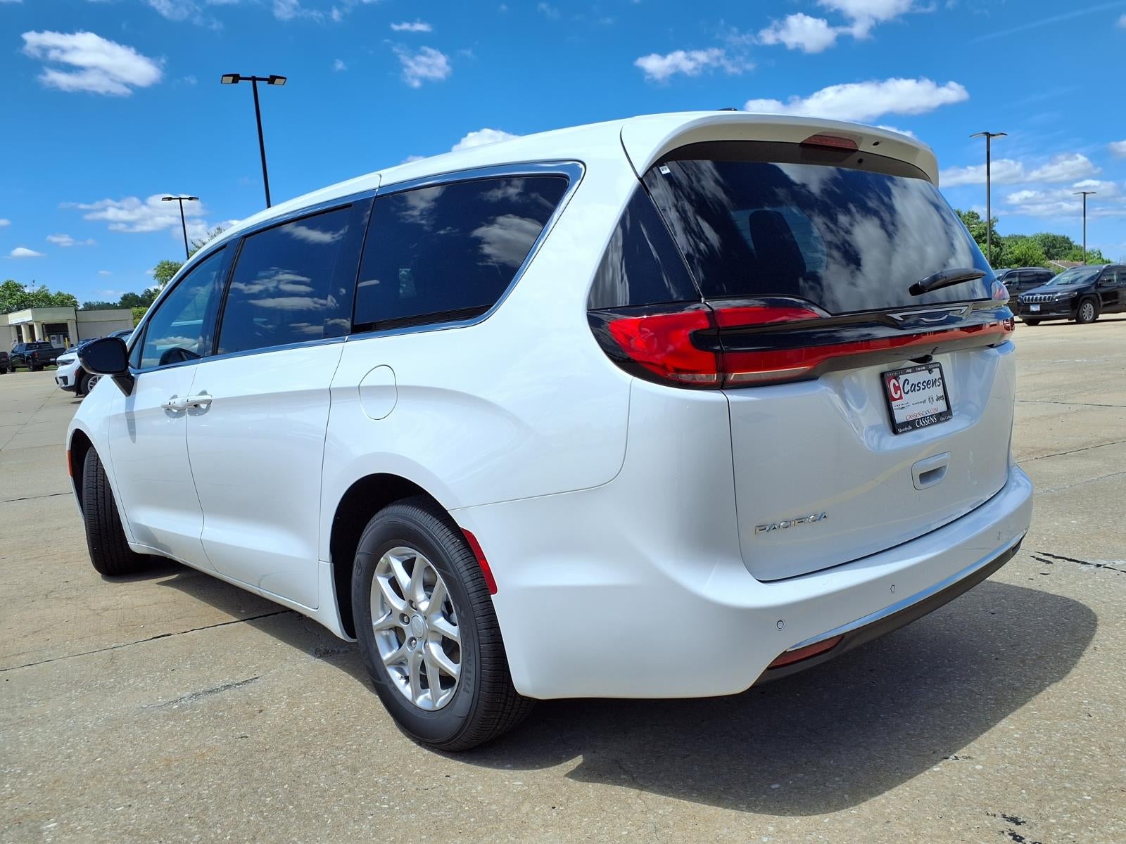 2027 Chrysler Pacifica Select