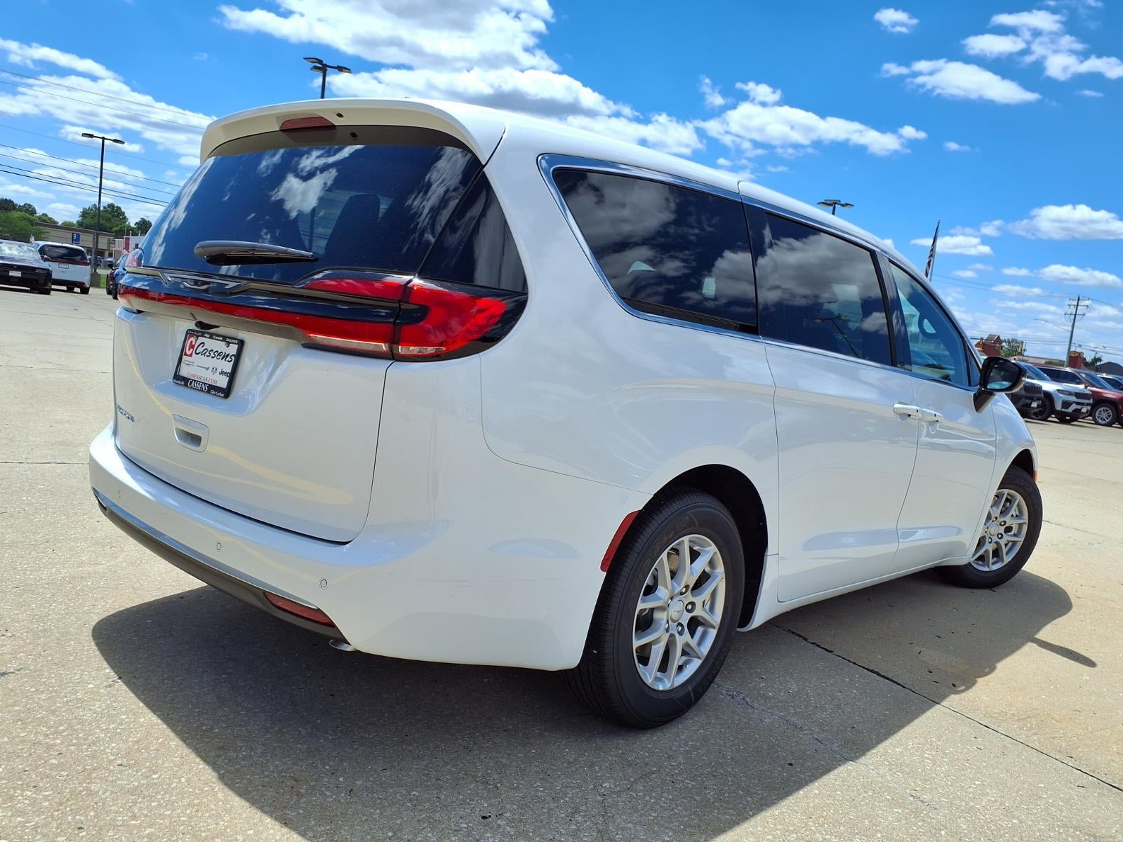 2027 Chrysler Pacifica Select