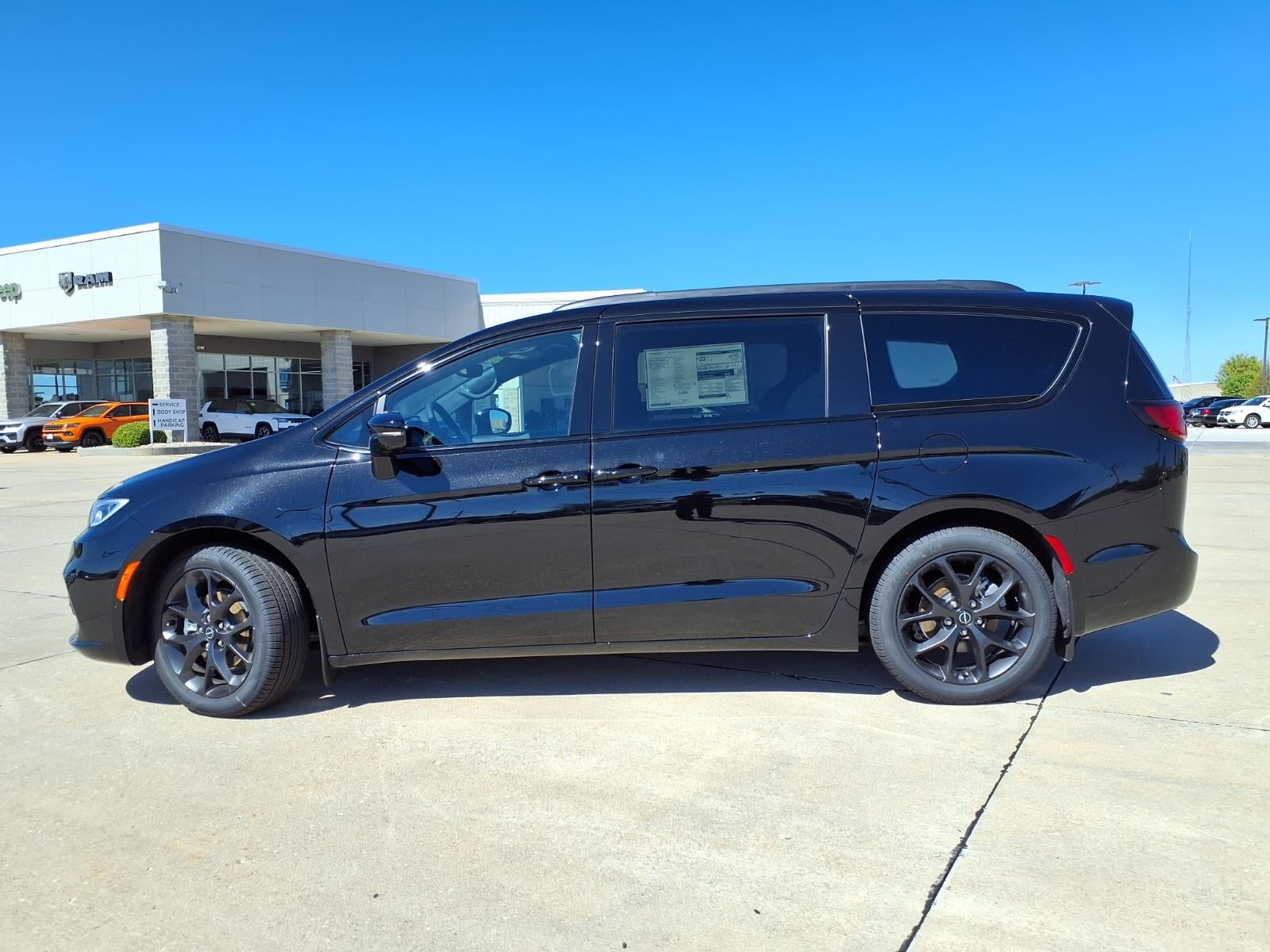 2026 Chrysler Pacifica Select