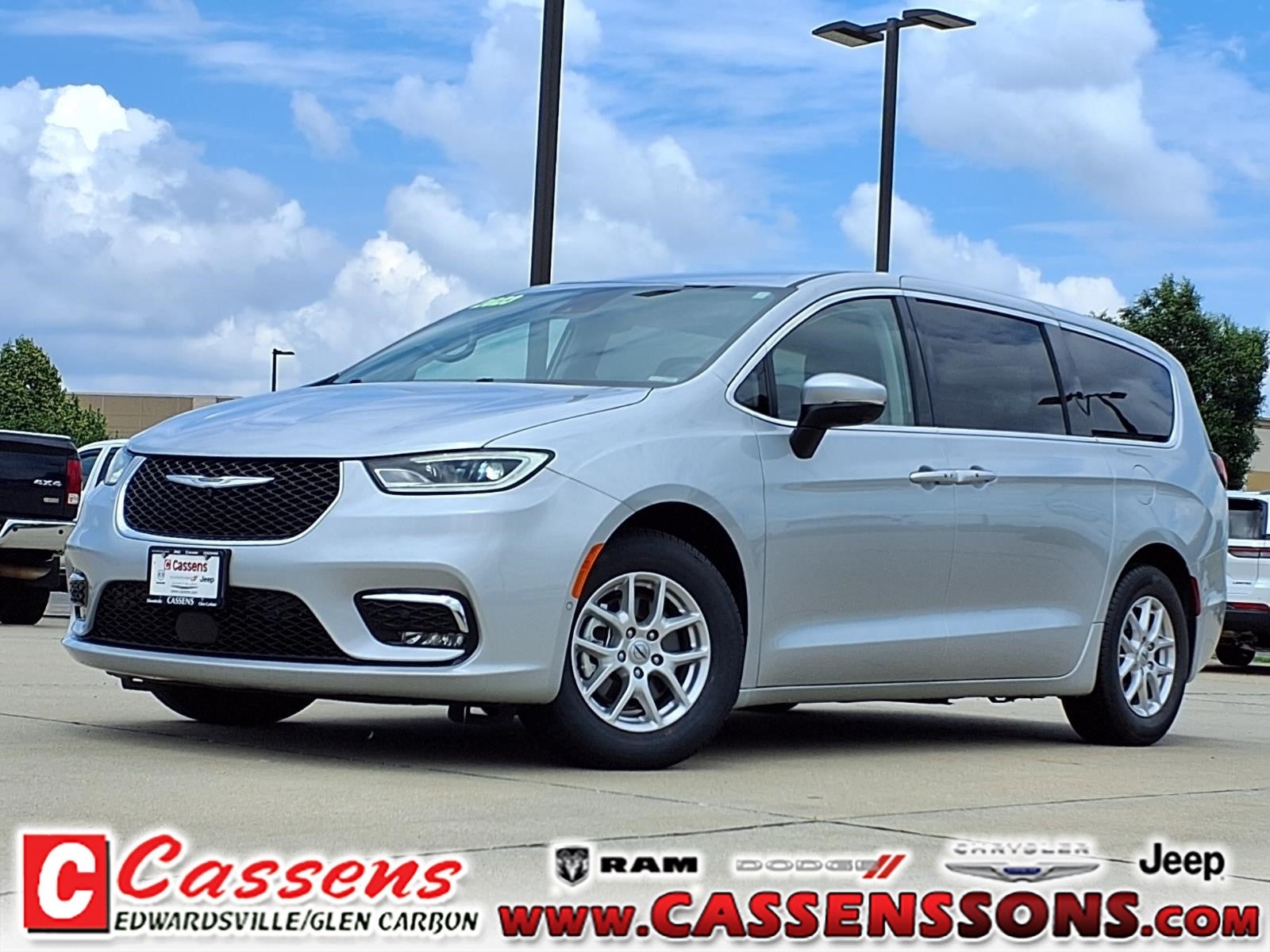 2023 Chrysler Pacifica Touring L's photo