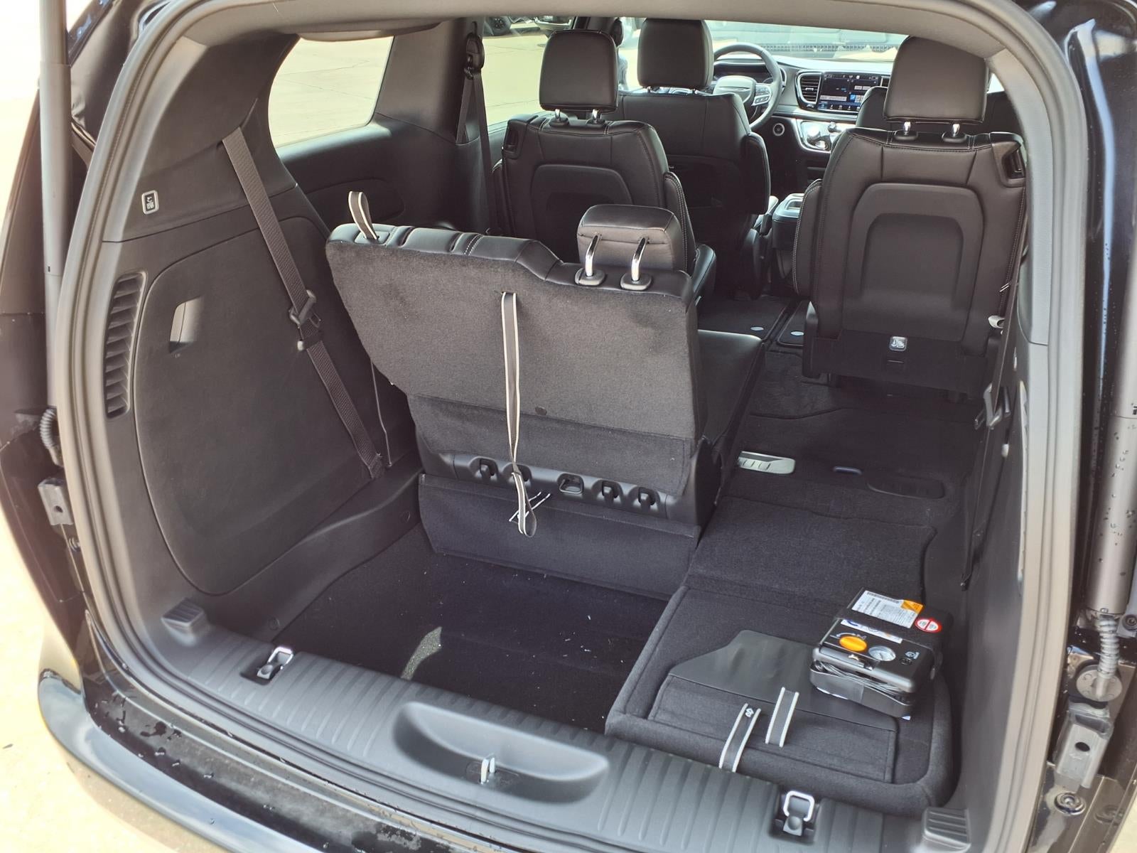 2027 Chrysler Pacifica Select