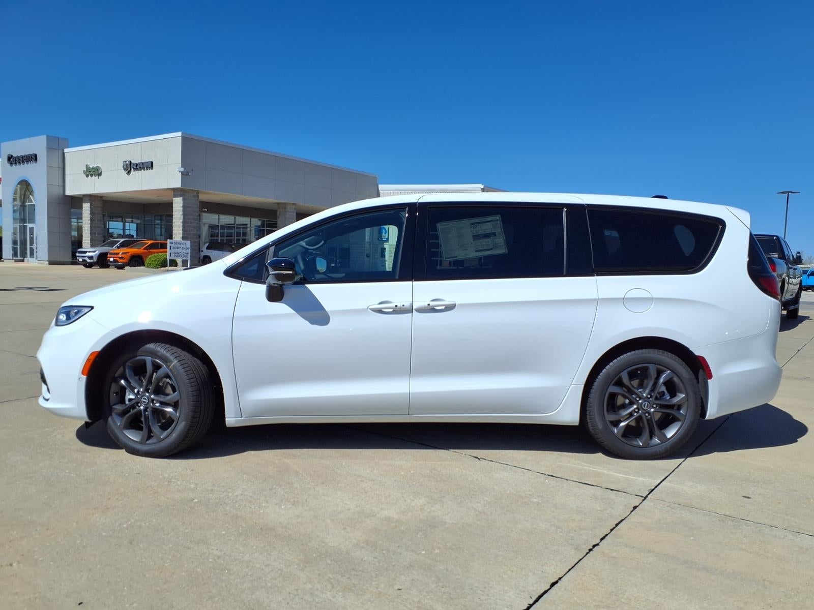 2026 Chrysler Pacifica Select
