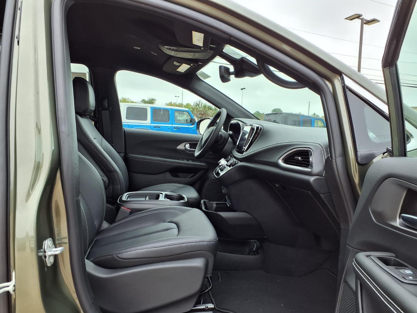 2027 Chrysler Pacifica Select