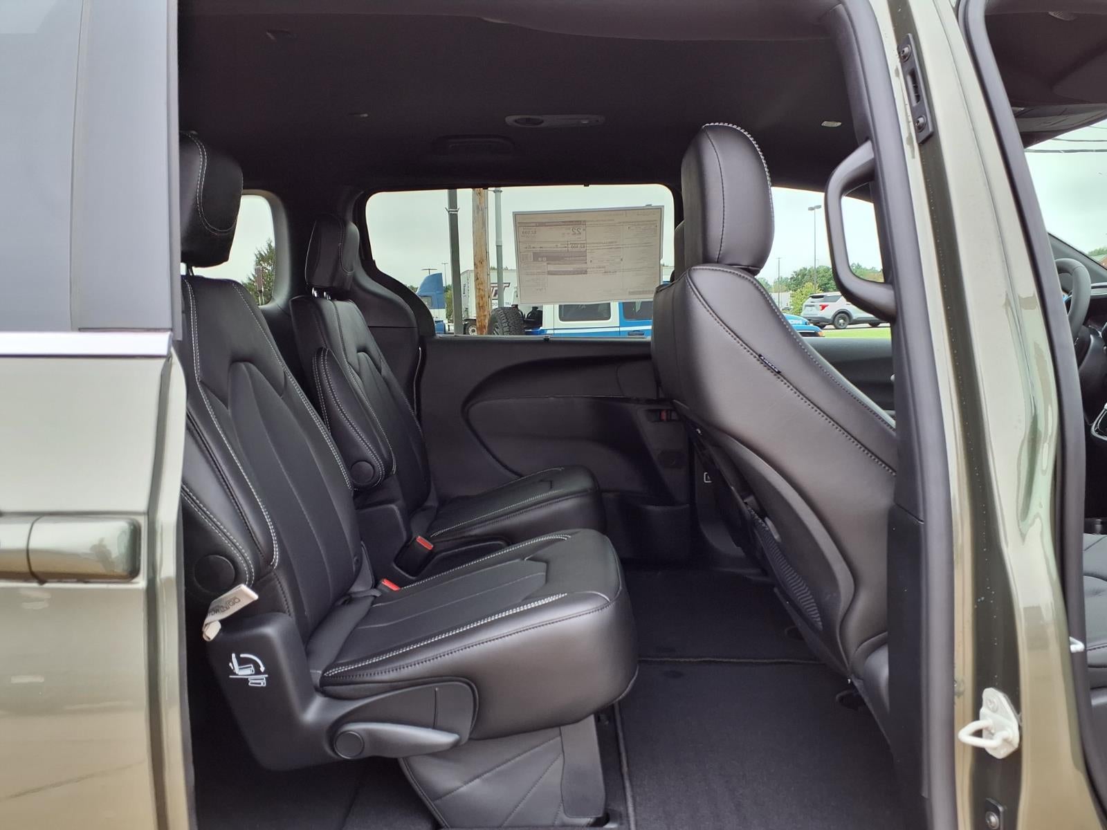 2027 Chrysler Pacifica Select
