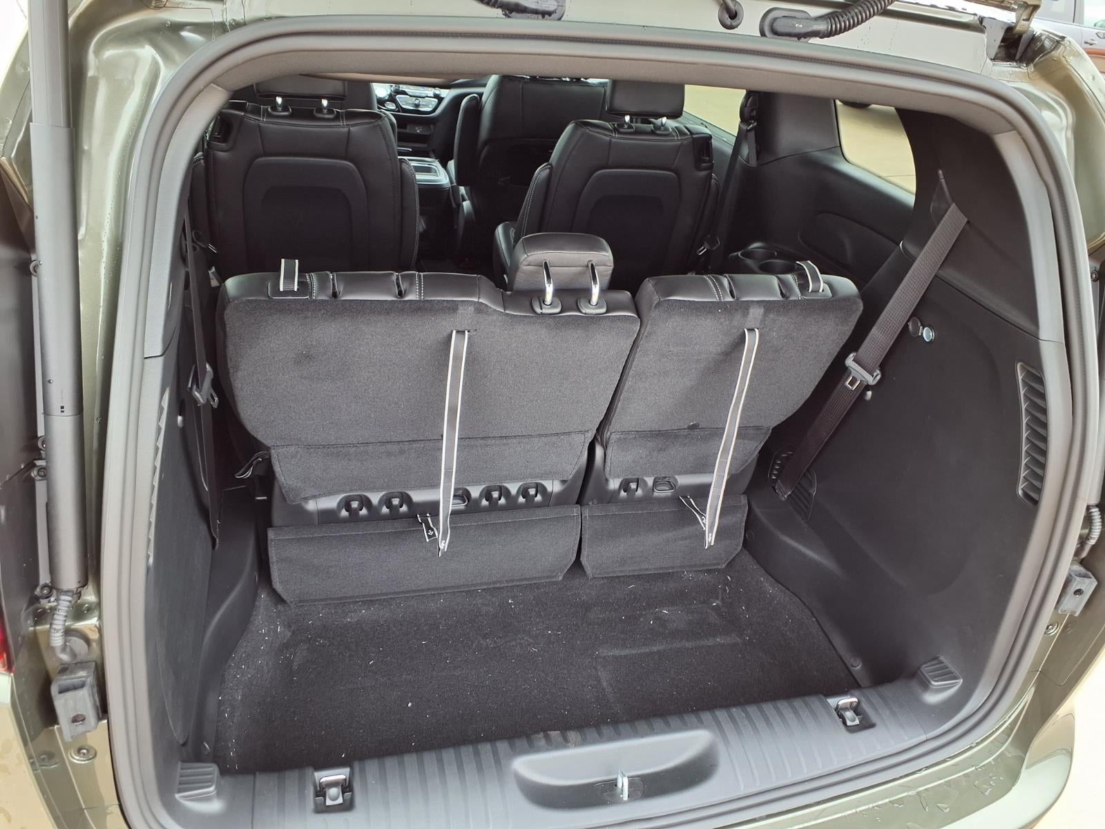 2027 Chrysler Pacifica Select