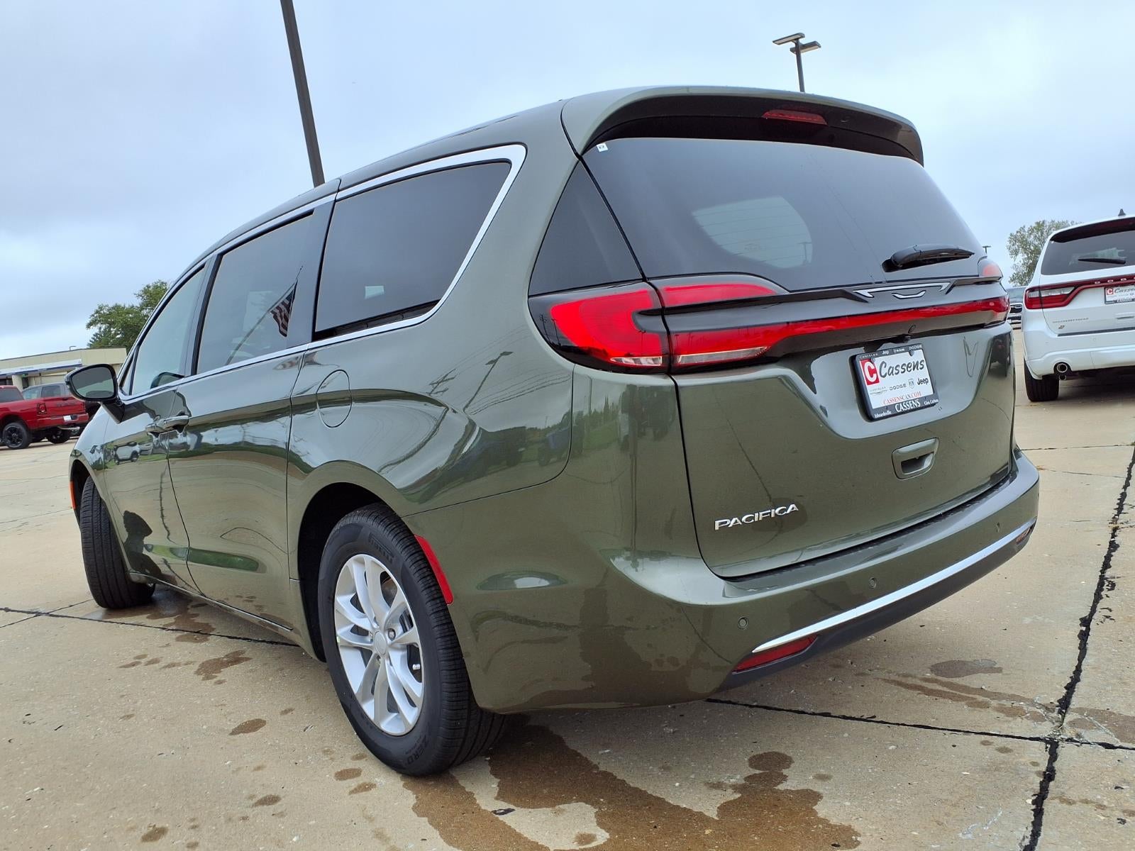 2027 Chrysler Pacifica Select