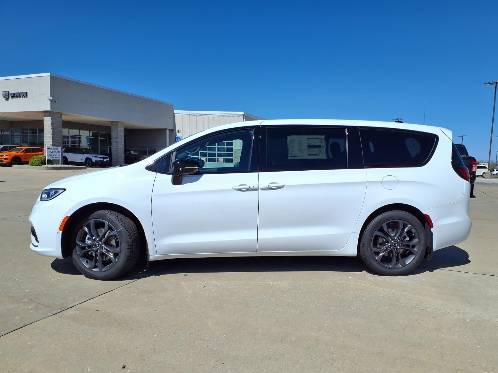 2026 Chrysler Pacifica Select