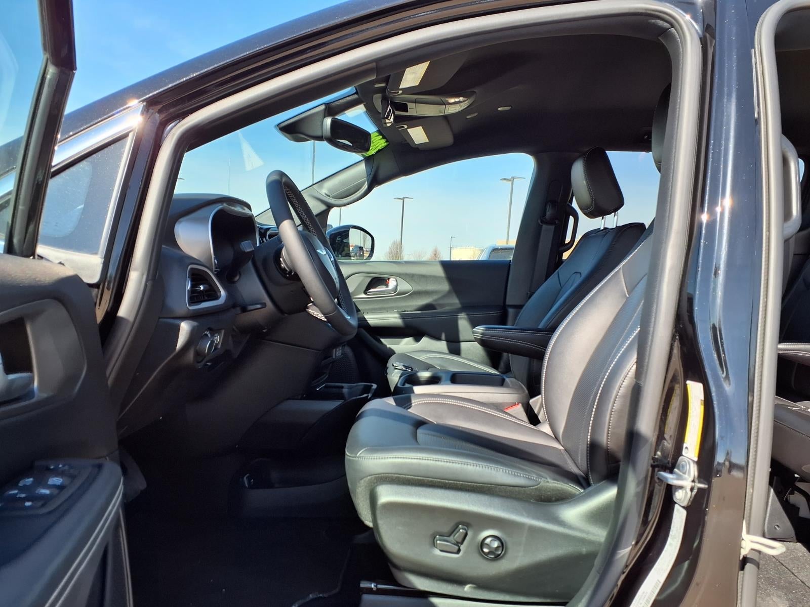 2025 Chrysler Voyager LX