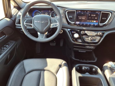 2025 Chrysler Voyager LX