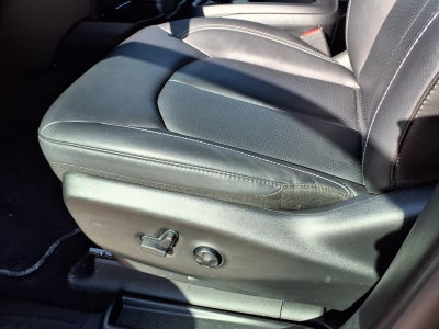 2025 Chrysler Voyager LX