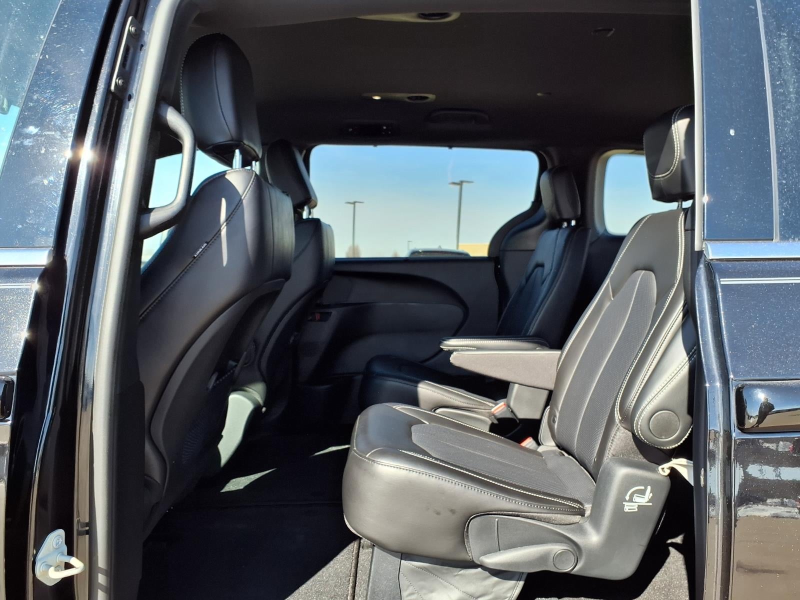 2025 Chrysler Voyager LX