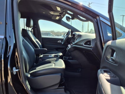 2025 Chrysler Voyager LX