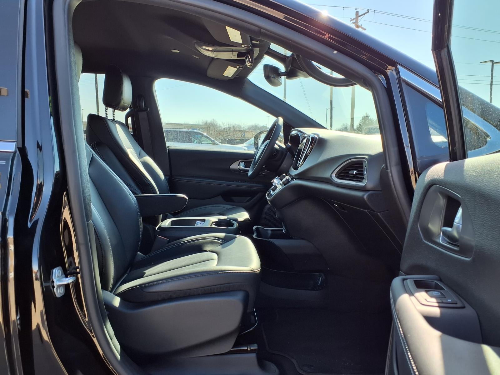 2025 Chrysler Voyager LX