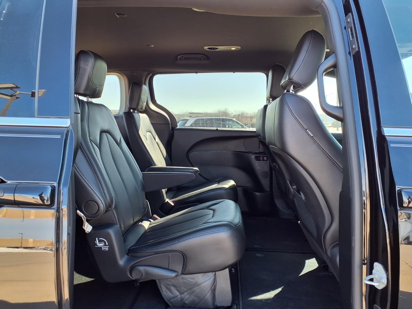 2025 Chrysler Voyager LX