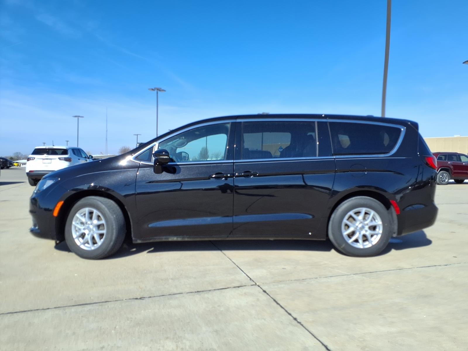 2025 Chrysler Voyager LX