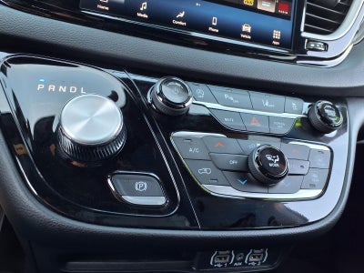 2025 Chrysler Voyager LX