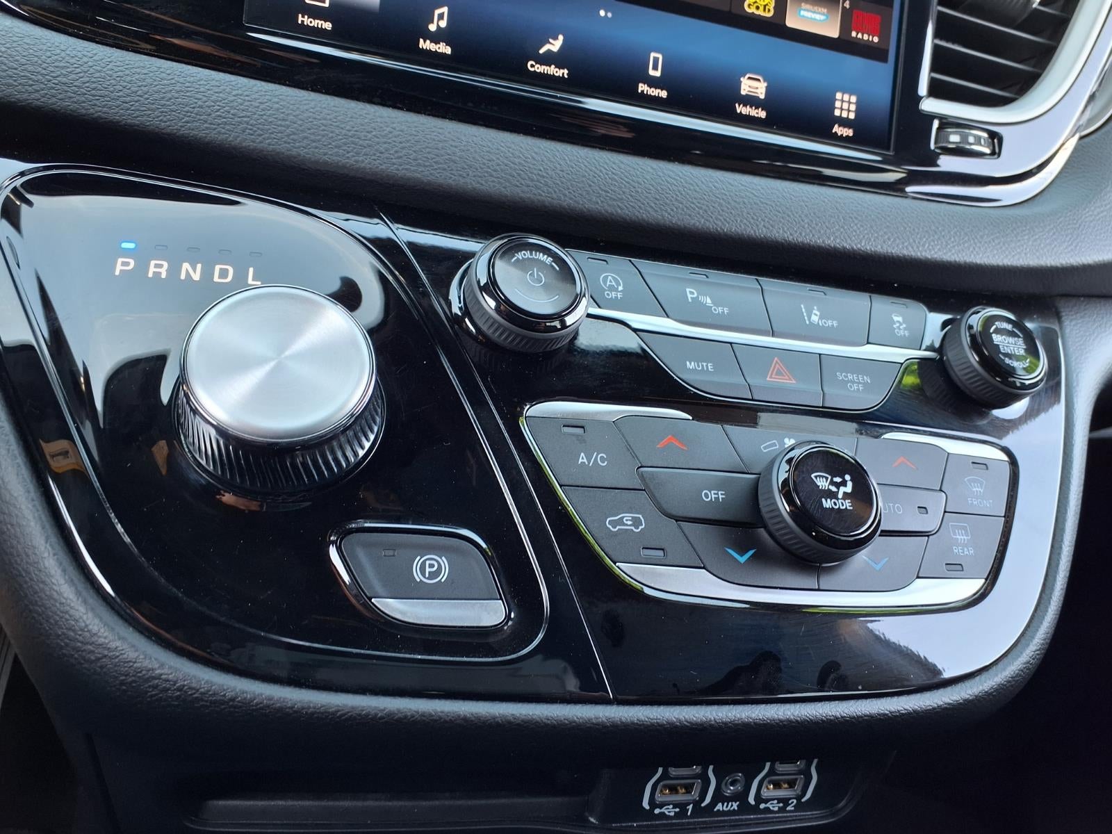 2025 Chrysler Voyager LX