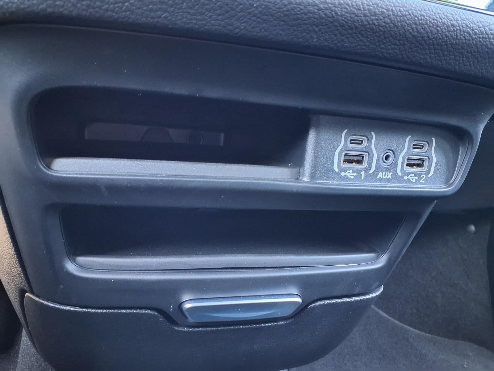 2025 Chrysler Voyager LX