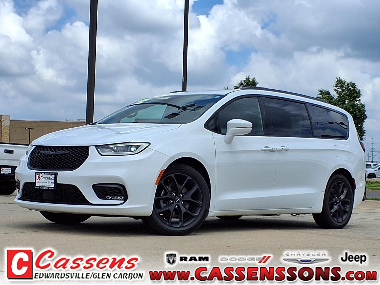 2022 Chrysler Pacifica Limited's photo
