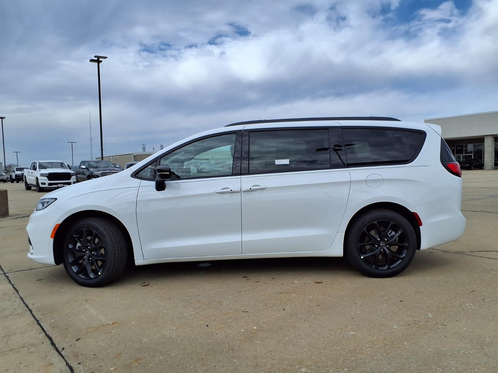 2026 Chrysler Pacifica Select