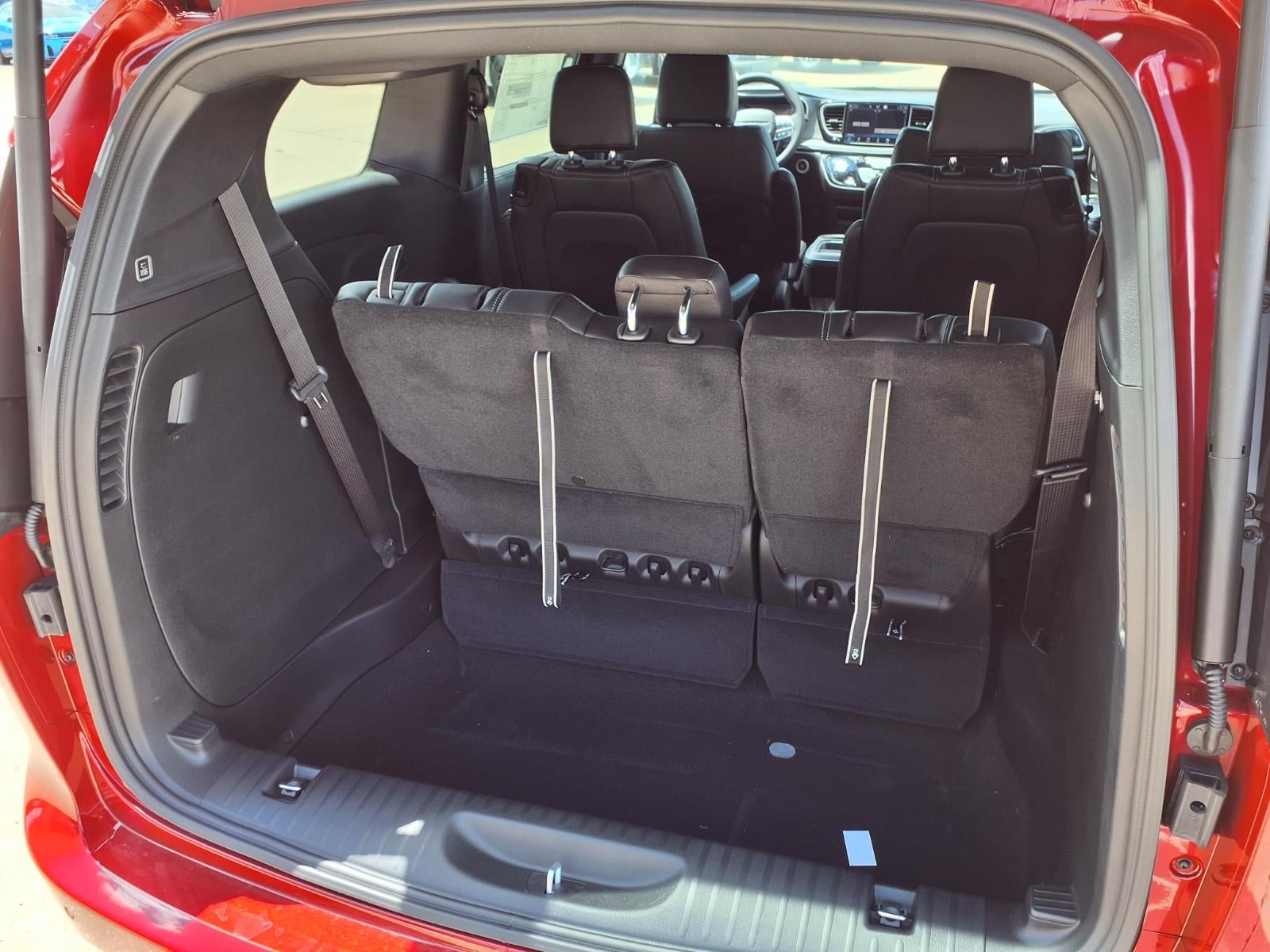 2027 Chrysler Pacifica Select