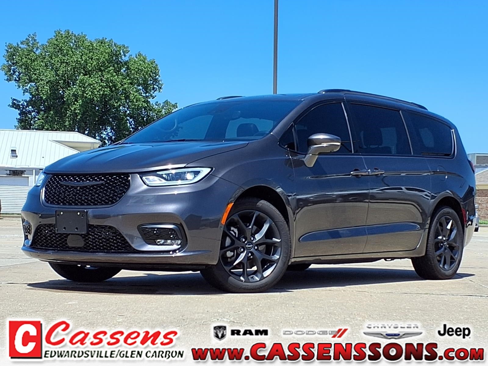 2022 Chrysler Pacifica Touring L's photo