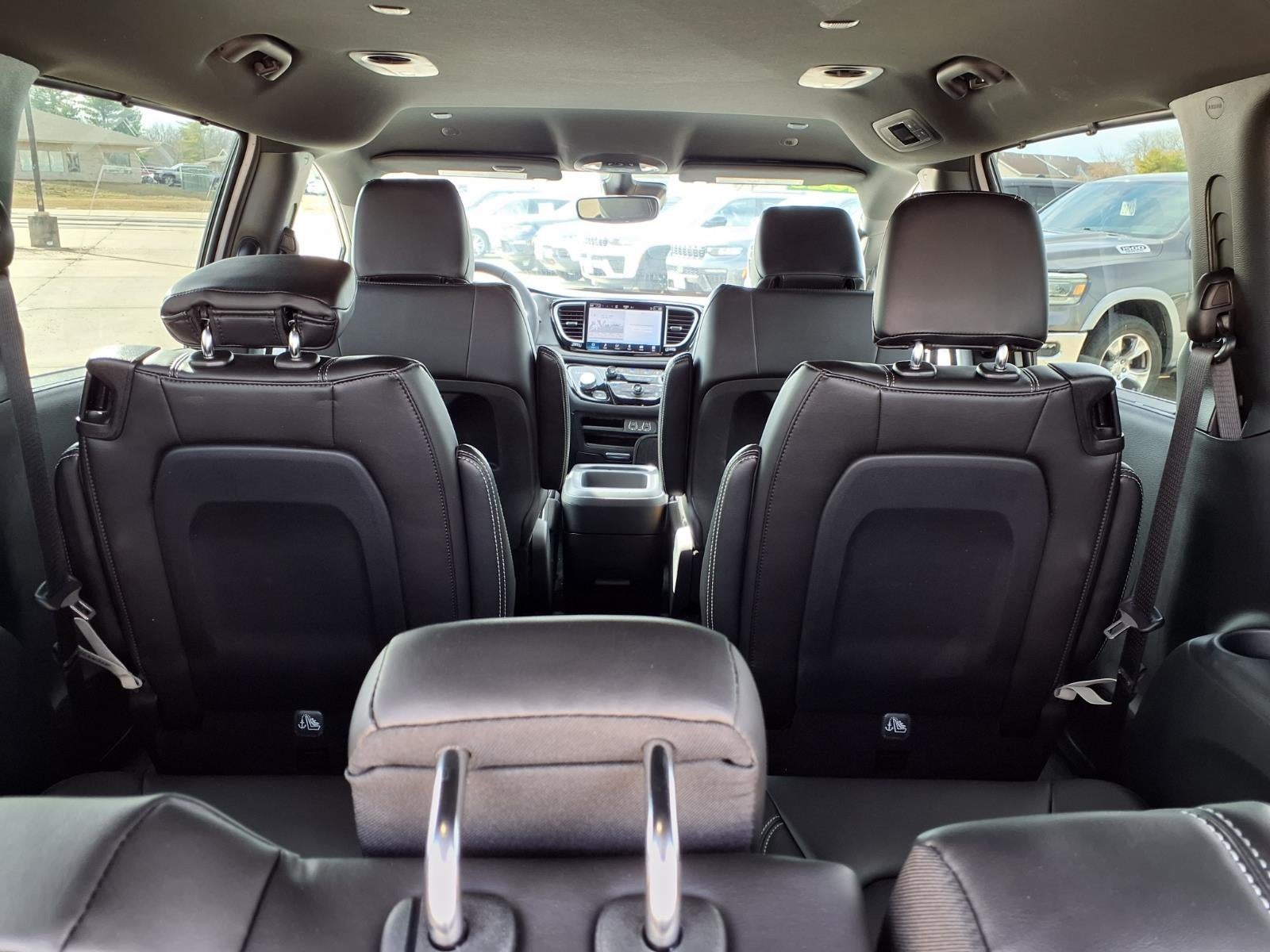 2025 Chrysler Pacifica Select