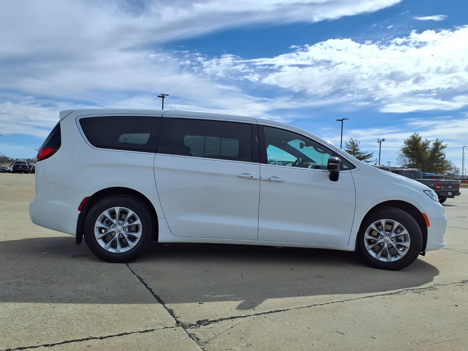 2025 Chrysler Pacifica Select